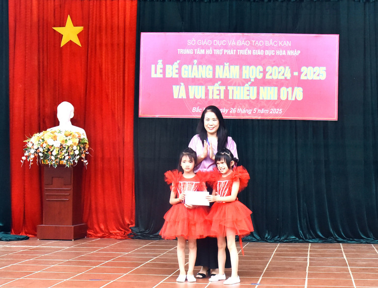 Lãnh đạo Sở Y tế trao quà cho học sinh. dsc-2667.jpg