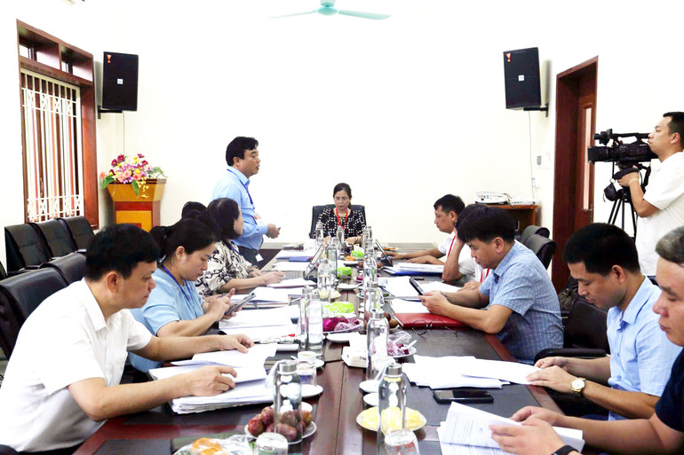 Lãnh đạo Sở GD&ĐT Bắc Kạn báo cáo với Đoàn công tác về công tác chuẩn bị Kỳ thi tốt nghiệp THPT 2025. gen-h-z6721062015062-1818c9ce0324d254b4209dfd9dc412de.jpg