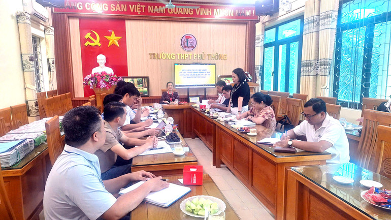 Đoàn công tác của Bộ GD&ĐT kiểm tra công tác chuẩn bị Kỳ thi tốt nghiệp THPT 2025 tại Điểm thi Trường THPT Phủ Thông. gen-h-z6721044172044-d7117627d57df45cec888abcc08d4e6c.jpg