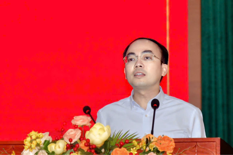 Đồng chí Nguyễn Đăng Bình, Phó Bí thư Tỉnh ủy, Chủ tịch UBND tỉnh đọc tờ trình về việc bầu bổ sung Ủy viên UBND tỉnh Bắc Kạn khóa X, nhiệm kỳ 2021 - 2026. z5984498317009-ce53c3a038d65c47c230a3ed19cc3ebe.jpg