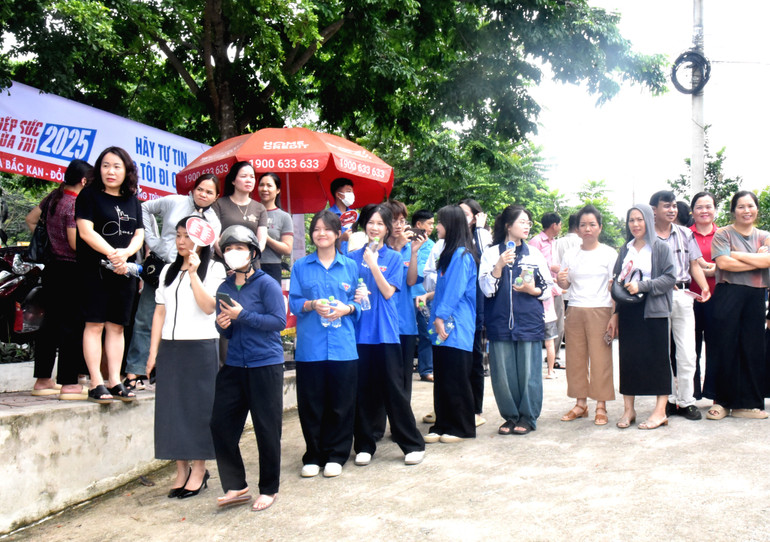 Người thân hồi hợp chờ con thi xong môn đầu tiên tại Điểm thi Trường THPT Chuyên Bắc Kạn. dsc-3414.jpg