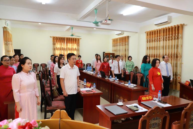Chào cờ trước khi tiến hành Đại hội. z6711139533856-0e8aeb68d41443938291d77a778da5d0.jpg