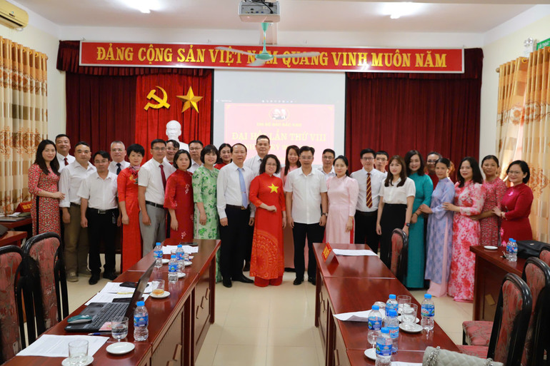 Đảng viên Chi bộ Báo Bắc Kạn chụp ảnh lưu niệm cùng đại biểu khách mời z6711139630336-5a4733a9146f60acbac882ec24412588.jpg