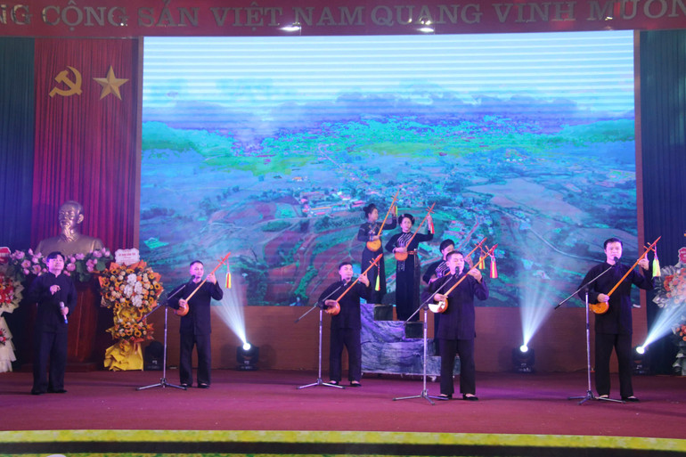 Tiết mục Hát then đàn tính: "ĐƯỜNG VỀ BẢN" z5944784739140-783afa3711a10d7f4c9ef4e281c4f211-8834.jpg
