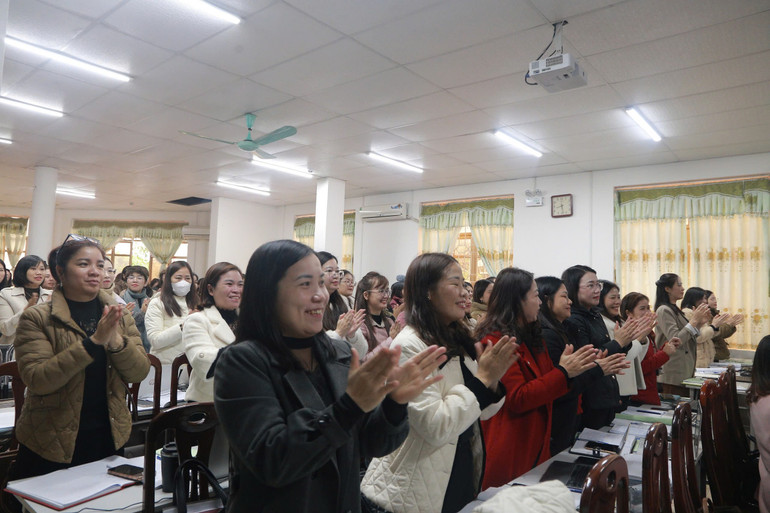 Học viên hào hứng tham gia các chuyên đề. z6121883953319-4cf6baf427b70f9f2fc5471835fab20f.jpg