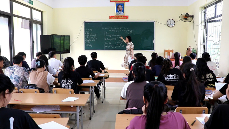 Một tiết ôn tập cho học sinh lớp 12 tại Trường THPT Phủ Thông (Bạch Thông). z6624096188800-d3bf5ac21faa097aa1052adacdc68a85.jpg