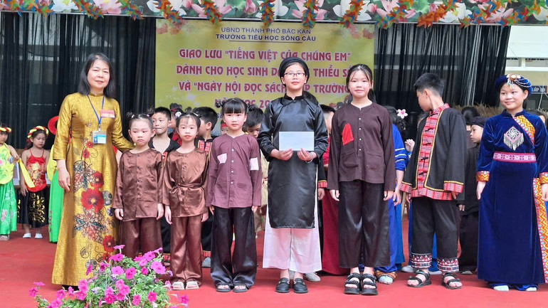 Cô giáo Nông Thị Lê Trinh, Hiệu trưởng Trường Tiểu học Sông Cầu tặng thưởng cho học sinh có tiết mục kể chuyện xuất sắc. z6524750974602-54e41883f099bf76c623ac057fdc90e2.jpg