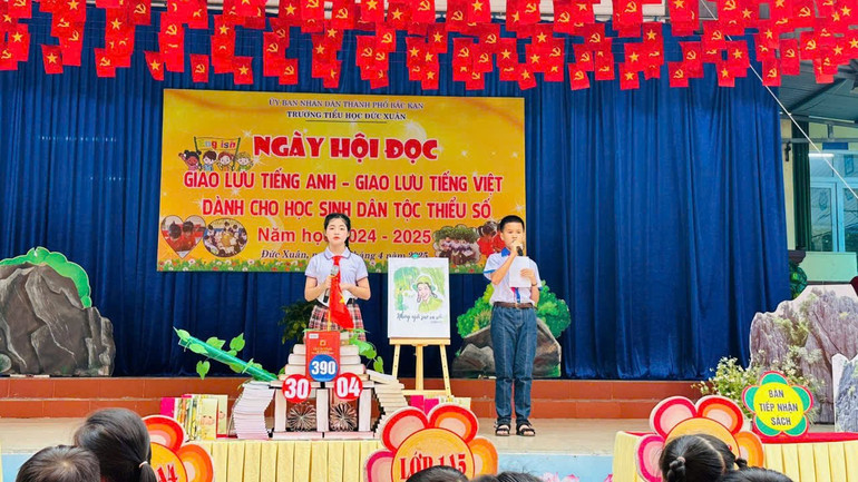 Ngày hội Đọc - Giao lưu tiếng Anh - Giao lưu tiếng Việt dành cho học sinh DTTS tại Trường Tiểu học Đức Xuân. z6524818709747-34ef91ccd226682dbff462f860e4e092.jpg