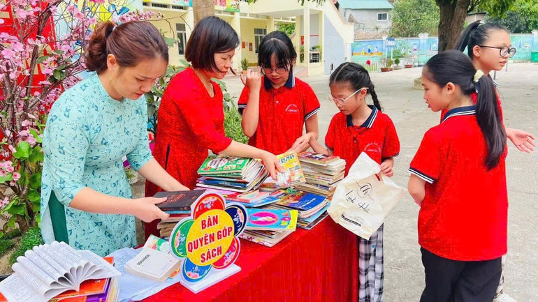 Học sinh Trường Tiểu học Sông Cầu quyên góp sách tại chương trình. z6524750958917-2b6a089180a8440845a61d43c50dd4a5.jpg