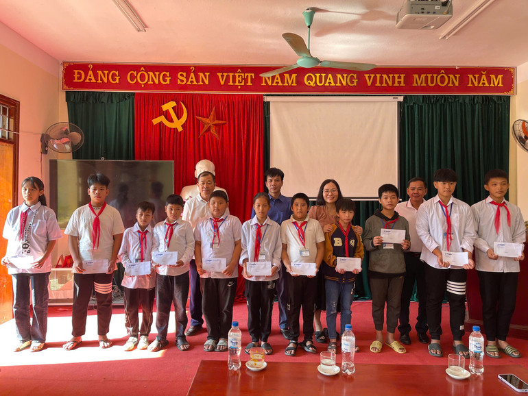 Đoàn công tác trao học bổng cho học sinh xã Nam Cường (Chợ Đồn). z5988141425639-74df463935583af1ce95caa24810d01e.jpg