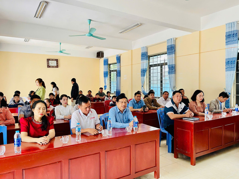Đoàn công tác trao học bổng tại xã Nam Cường, huyện Chợ Đồn z5988145172301-b93cfcdc59cc14b94a68692644bfacfd.jpg