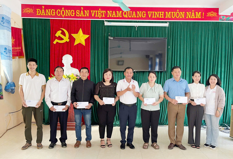 Trao quà tại xã Nam Mẫu, huyện Ba Bể z5988145108876-32dee3bd8027d64dc59032113b7e0ce9.jpg