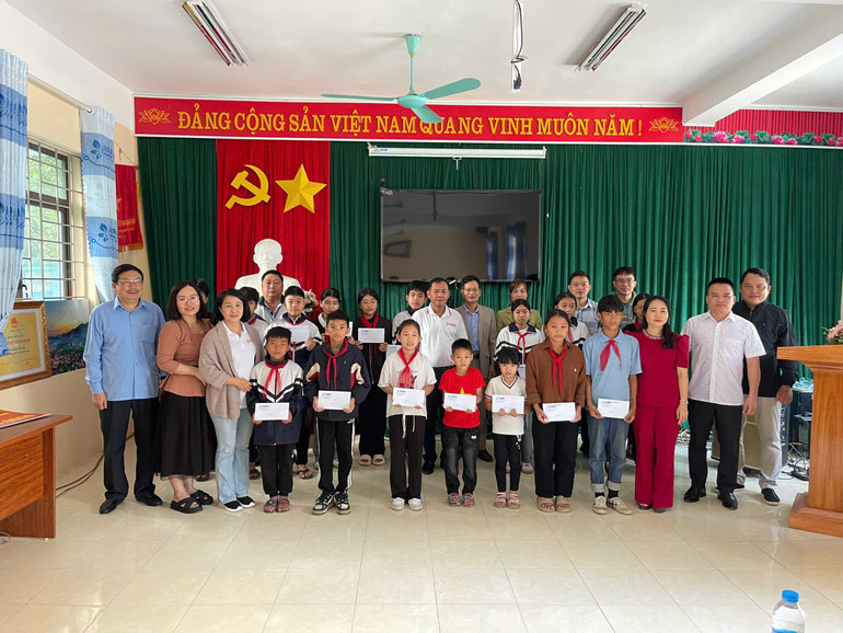 Đoàn công tác trao học bổng cho học sinh xã Nam Mẫu (Ba Bể) z5988145188147-4acd416854560dbc517fcfe17da69cbe.jpg