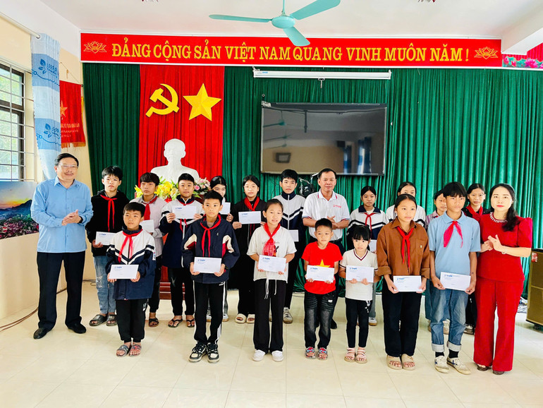 Trao học bổng cho học sinh tại xã Nam Mẫu, huyện Ba Bể z5988144979304-25ff5073fcacd10455ac7aa57a911c77.jpg
