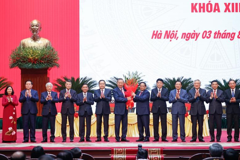 Thủ tướng Phạm Minh Chính thay mặt các đồng chí lãnh đạo chủ chốt, lãnh đạo cấp cao của Đảng, Nhà nước tặng hoa chúc mừng đồng chí Tô Lâm được bầu giữ chức Tổng Bí thư Ban Chấp hành Trung ương Đảng - Ảnh: VGP/Nhật Bắc Thủ tướng Phạm Minh Chính thay mặt các đồng chí lãnh đạo chủ chốt, lãnh đạo cấp cao của Đảng, Nhà nước tặng hoa chúc mừng đồng chí Tô Lâm được bầu giữ chức Tổng Bí thư Ban Chấp hành Trung ương Đảng - Ảnh: VGP/Nhật Bắc