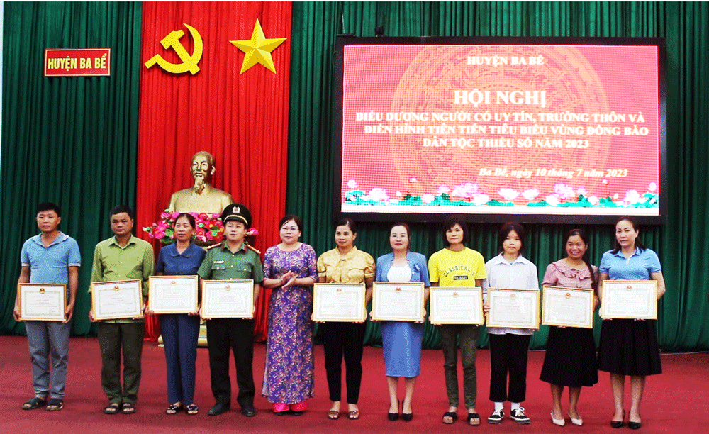 Lãnh đạo UBND huyện Ba Bể trao Giấy khen cho các điển hình tiên tiến tiêu biểu.