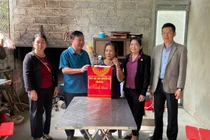 Thăm, tặng quà người khuyết tật tại Pác Nặm