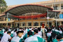 Tuyên truyền ATGT và tặng quà cho học sinh khuyết tật