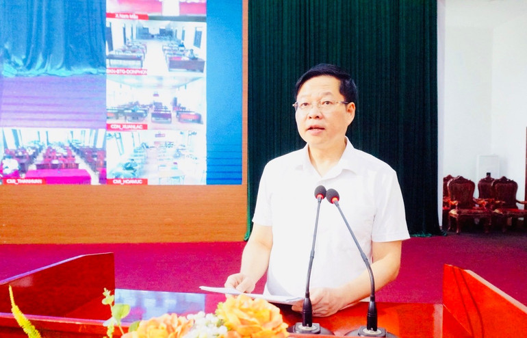 Đồng chí Đinh Quang Tuyên, Ủy viên Ban Thường vụ Tỉnh ủy, Phó Chủ tịch Thường trực UBND tỉnh truyền đạt các nội dung tại hội nghị z6670748198737-4d08d3744685788ff3234954292458f7.jpg