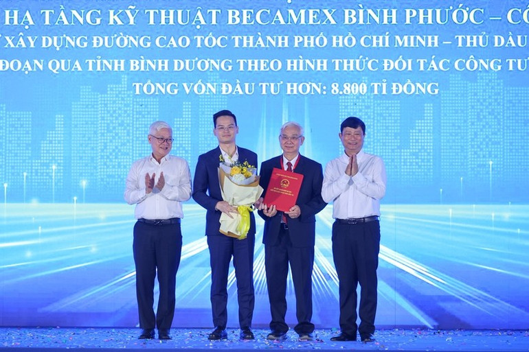 Lãnh đạo tỉnh Bình Dương trao chứng nhận lựa chọn nhà đầu tư dự án - Ảnh: VGP/Nhật Bắc Lãnh đạo tỉnh Bình Dương trao chứng nhận lựa chọn nhà đầu tư dự án - Ảnh: VGP/Nhật Bắc