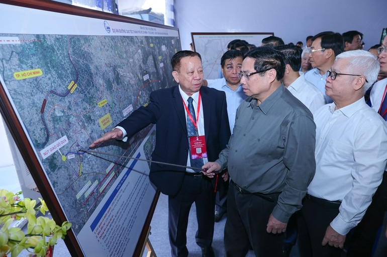 Thủ tướng nghe các cơ quan chức năng báo cáo về dự án cao tốc TPHCM - Thủ Dầu Một - Chơn Thành đoạn qua tỉnh Bình Dương - Ảnh: VGP/Nhật Bắc Thủ tướng nghe các cơ quan chức năng báo cáo về dự án cao tốc TPHCM - Thủ Dầu Một - Chơn Thành đoạn qua tỉnh Bình Dương - Ảnh: VGP/Nhật Bắc