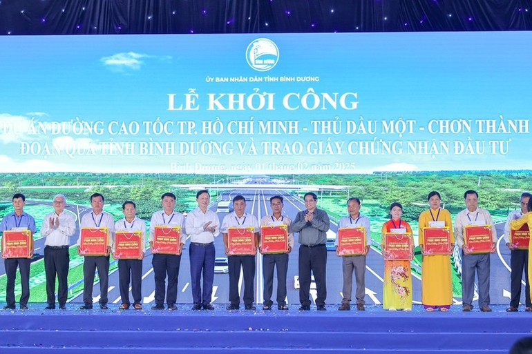 Thủ tướng Phạm Minh Chính, Phó Thủ tướng Trần Hồng Hà trao quà cho các hộ gia đình chính sách tỉnh Bình Dương - Ảnh: VGP/Nhật Bắc Thủ tướng Phạm Minh Chính, Phó Thủ tướng Trần Hồng Hà trao quà cho các hộ gia đình chính sách tỉnh Bình Dương - Ảnh: VGP/Nhật Bắc