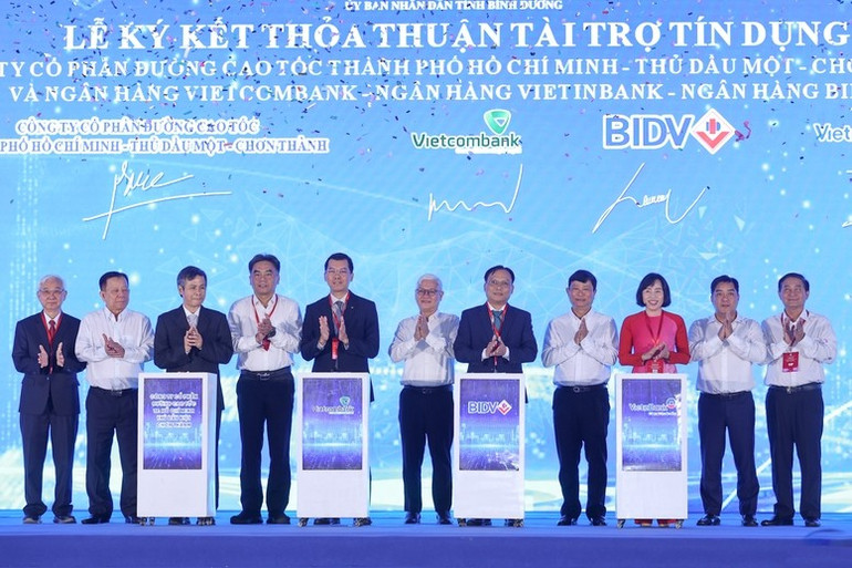 Lãnh đạo tỉnh Bình Dương chứng kiến lễ kết thỏa thuận tài trợ tín dụng của 4 ngân hàng cho dự án - Ảnh: VGP/Nhật Bắc Lãnh đạo tỉnh Bình Dương chứng kiến lễ kết thỏa thuận tài trợ tín dụng của 4 ngân hàng cho dự án - Ảnh: VGP/Nhật Bắc