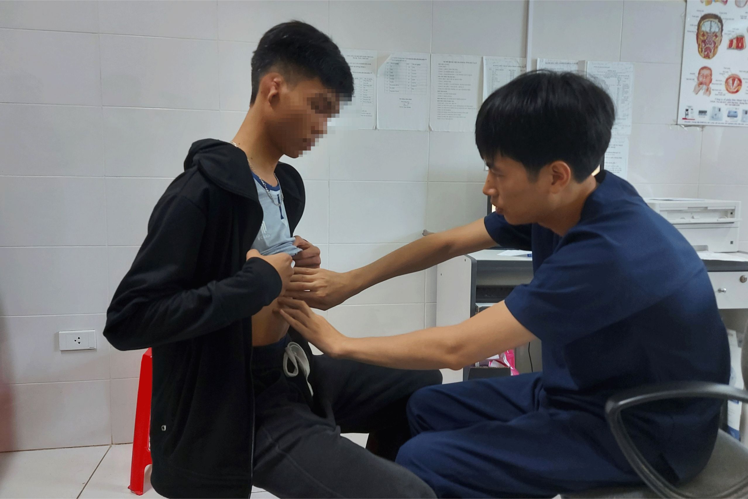 Khám ,hội chẩn trước khi phẫu thuật z5656601736509_bc8bd5053f7f.gif