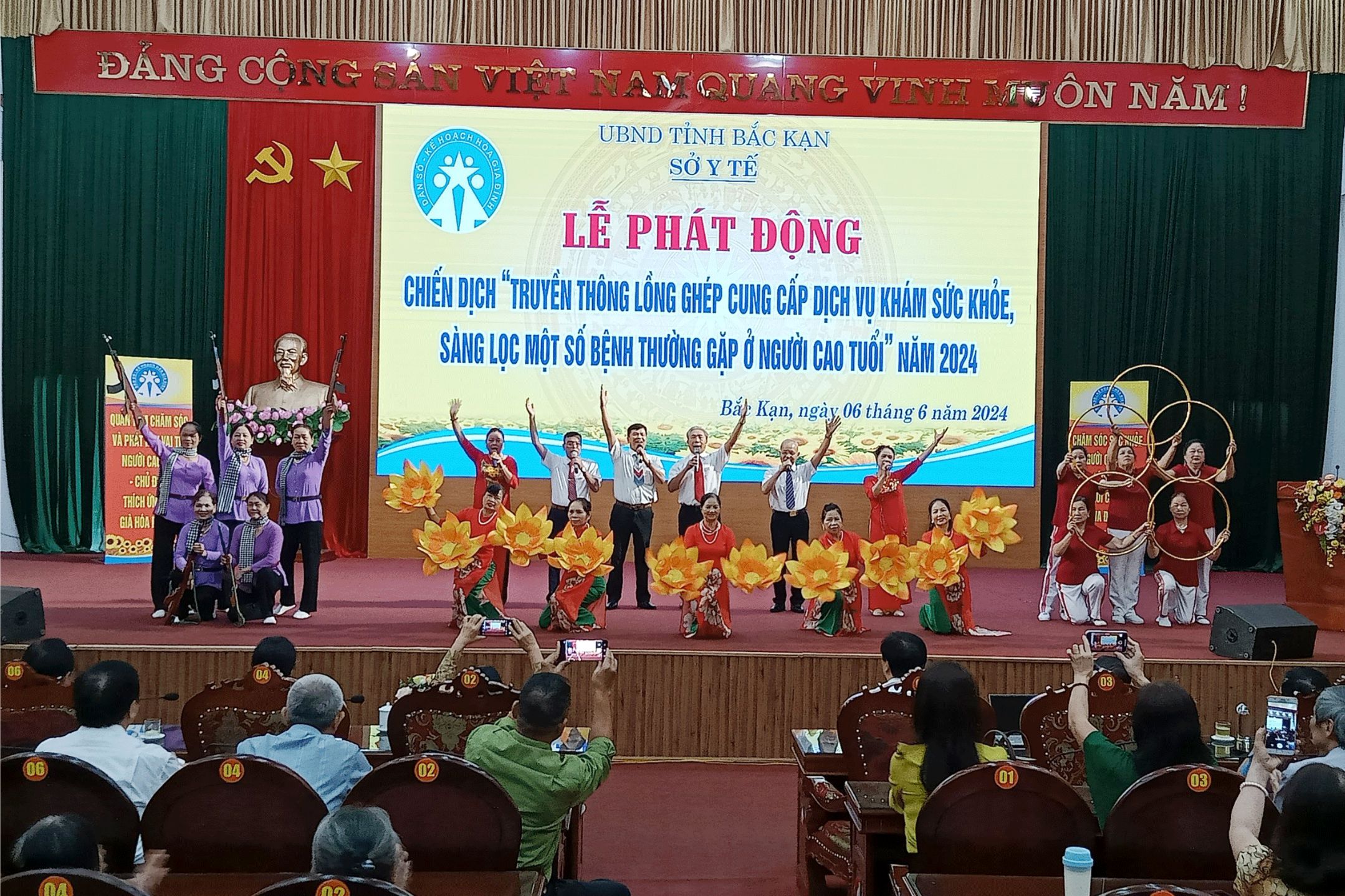 Chương trình văn nghệ chào mừng tại buổi Lễ. z5512147012553_0f4ff525e58c.gif