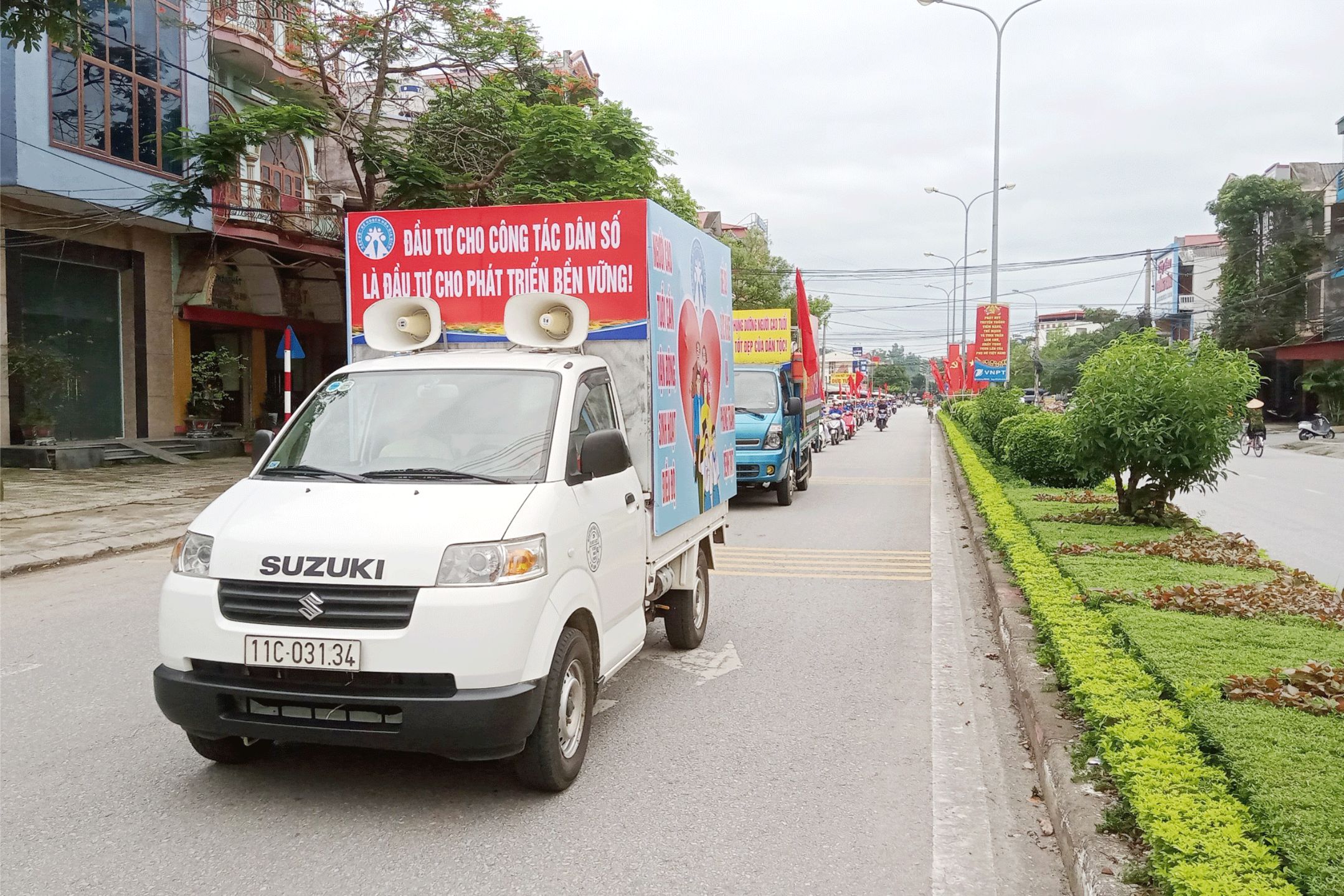 Ban chỉ đạo Dân số và phát triển tỉnh tổ chức diễu hành hưởng ứng Chiến dịch “Truyền thông lồng ghép cung cấp dịch vụ khám sức khoẻ, sàng lọc một số bệnh thường gặp ở người cao tuổi” tại các tuyến phố của thành phố Bắc Kạn. z5512154664598_5de20a3df4a3.gif