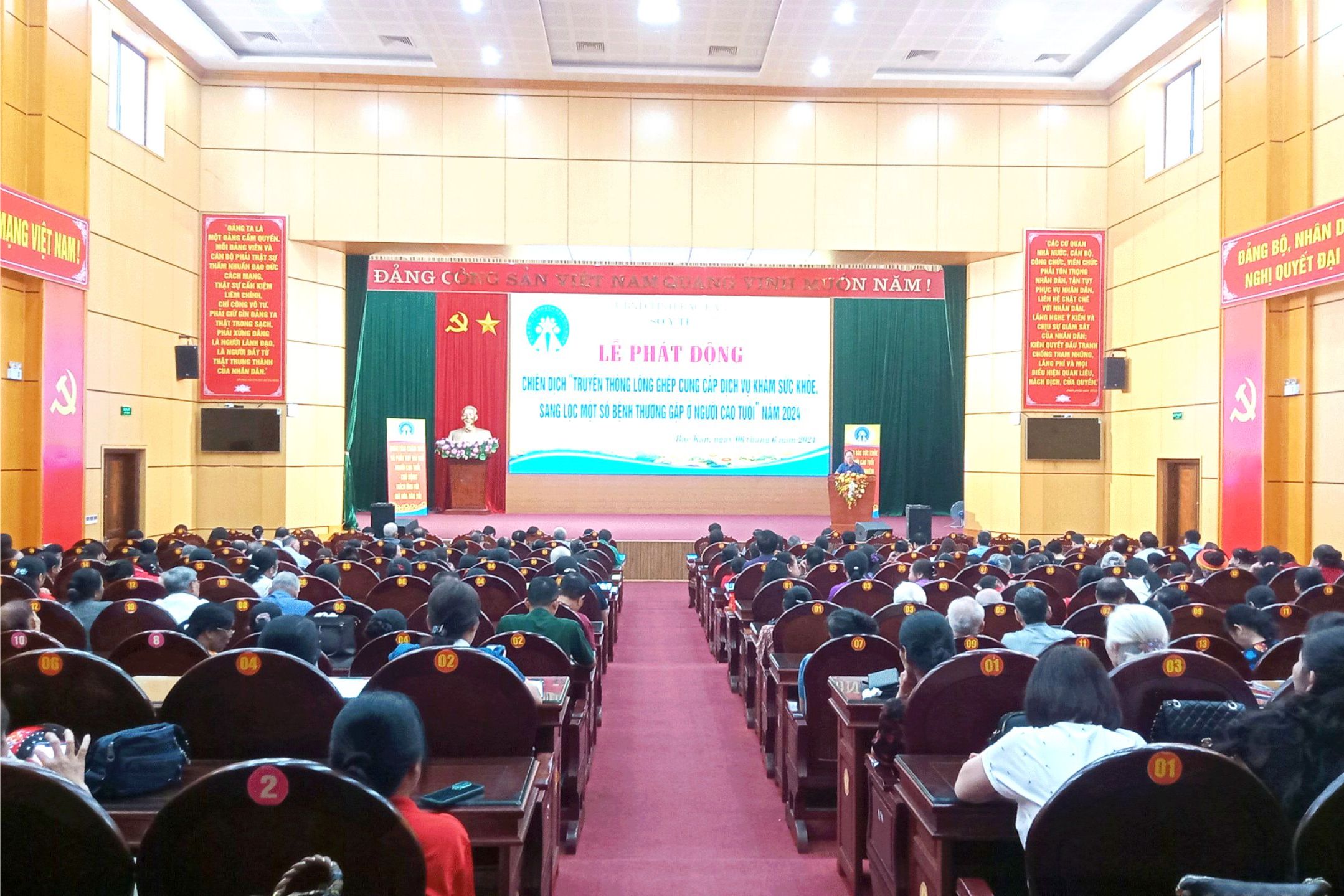 Quang cảnh Lễ phát động. z5512151313330_52fd6b006052.gif