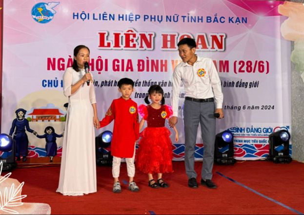 Nhiều gia đình đồng hành cùng nhau trong các hoạt động xã hội, giúp gắn kết tình yêu thương. thanh-sua.jpg