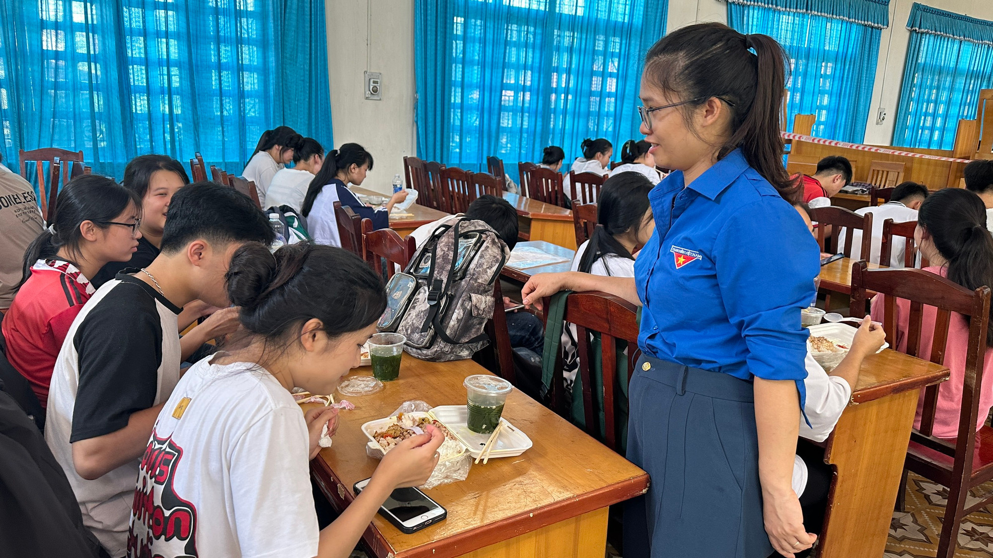 Bí thư Huyện đoàn Bạch Thông hỏi thăm các thí sinh. z5584198117820_3f2bc01cf14d3333dc1de0c797707a80 (1).jpg