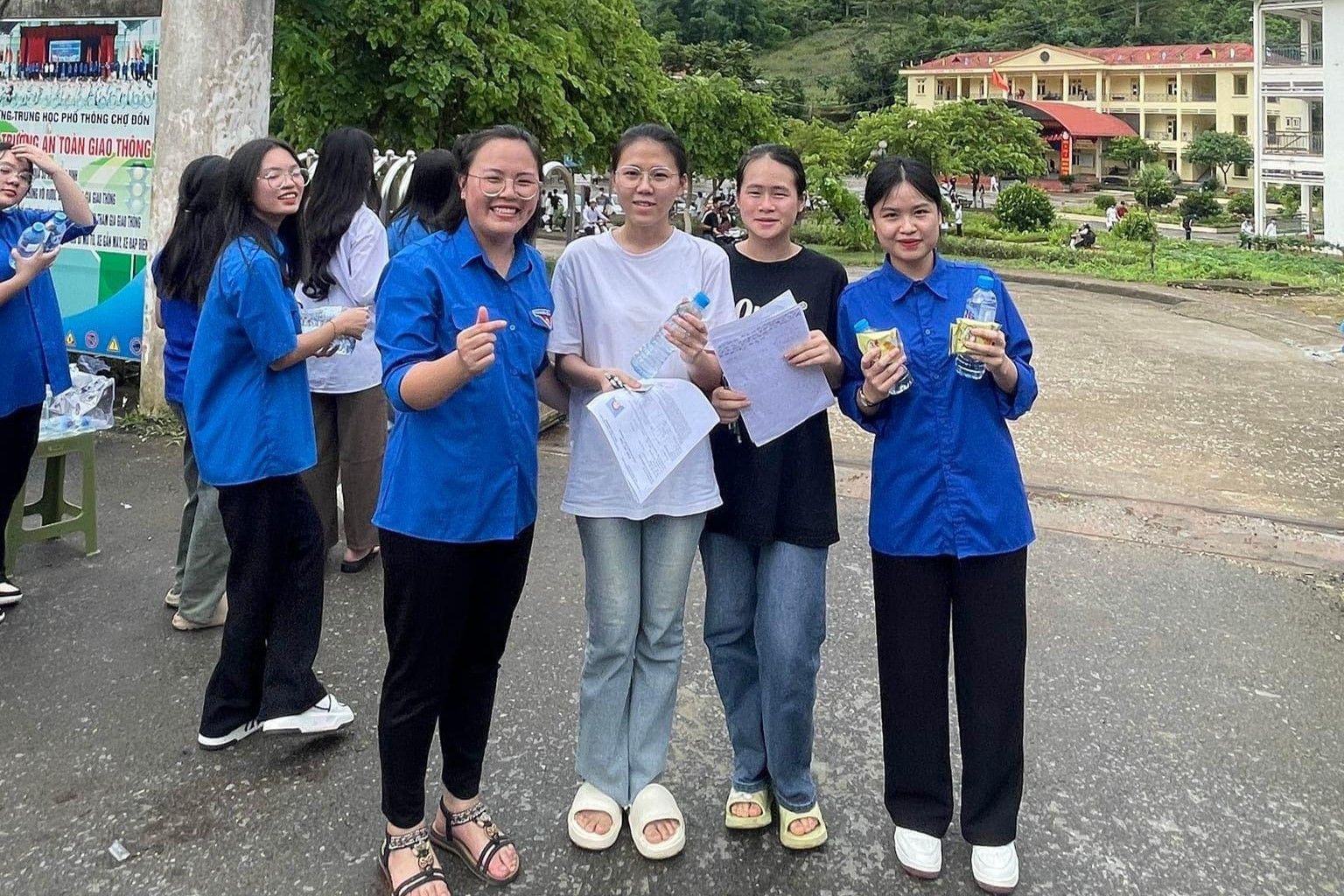 Chị Chu Thị Sao Mai (ngoài cùng bên phải) hào hứng khi được tham gia tiếp sức mùa thi ngay tại quê hương. z5584416800059_0e28b921e1b58dbc5b22108e720b1317.jpg