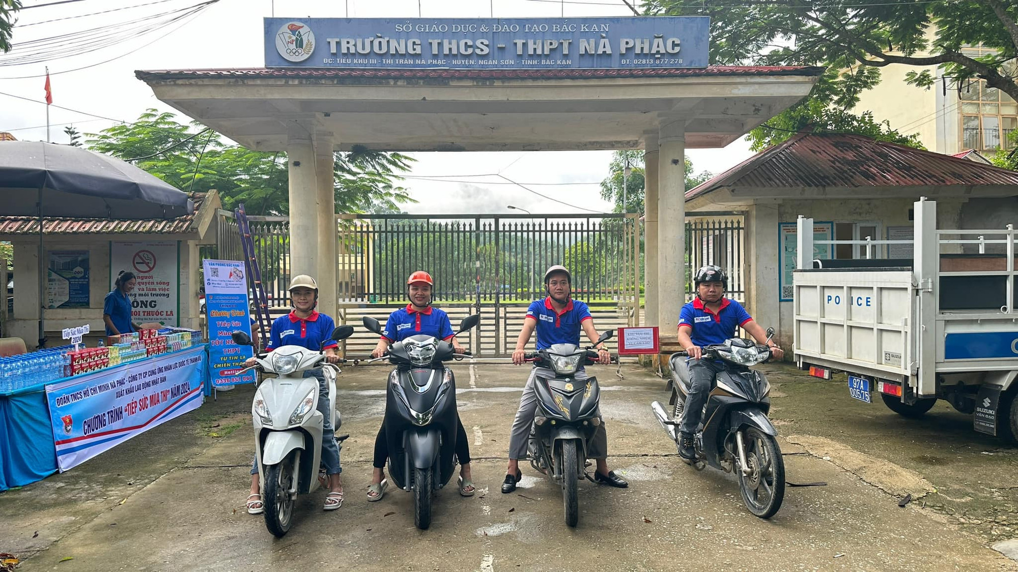 "Đội hình xe ôm" tiếp sức mùa thi của Đoàn thanh niên thị trấn Nà Phặc, huyện Ngân Sơn. 448901992_796835682555321_2259243353874290646_n (1).jpg
