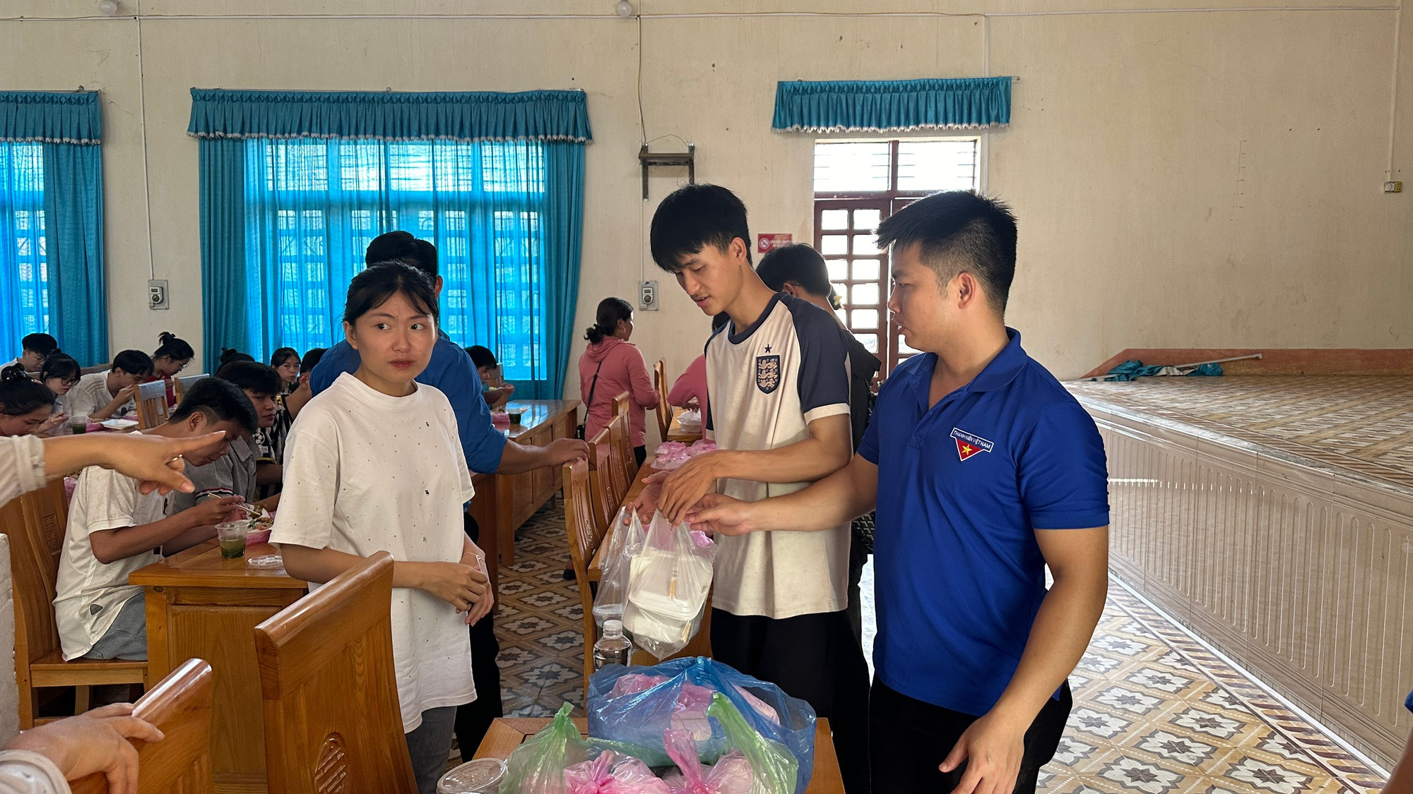 Những suất cơm nóng hổi được phát đến tay các thí sinh. z5584197977330_14407f01c353cfbfaece731f311fb735.jpg