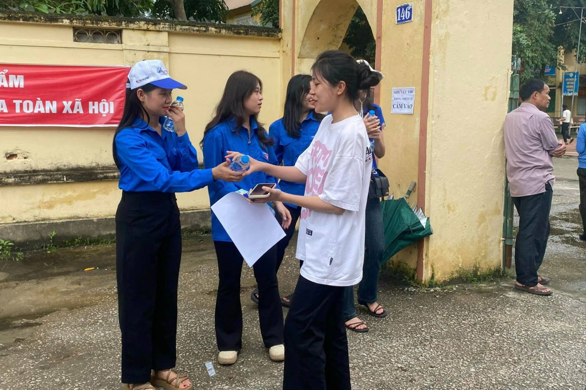 Những chai nước... 449334368_495502363144539_461879762530217376_n.jpg