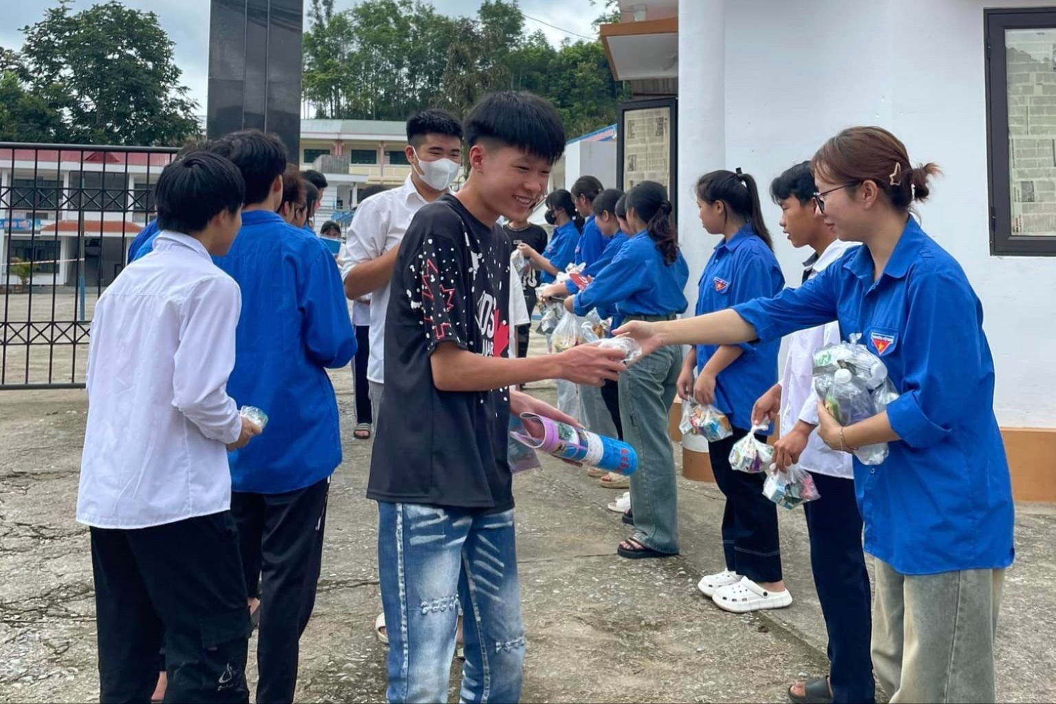 những phần bánh, sữa được các tình nguyện viên trao đến tay các thí sinh. 449119791_989616522960104_2243707670910315849_n.jpg